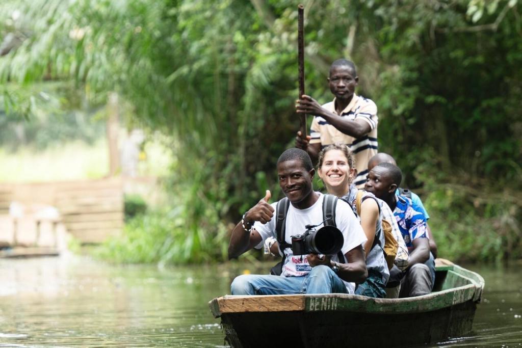 Nuestros socios locales en una piragua con un patrocinador